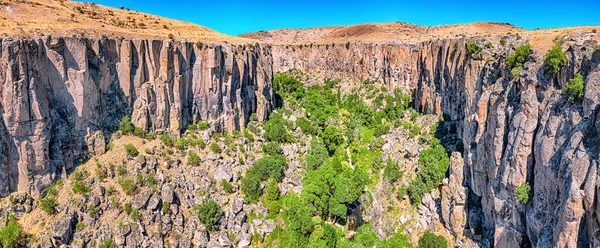 カッパドキアとトルコの有名で人気のある観光名所の空中ビュー イララ渓谷深い峡谷とハイキングパスを持つ急な崖 — ストック写真