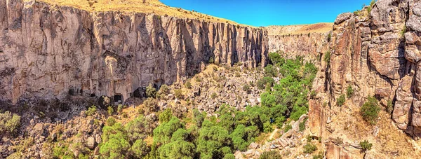 カッパドキアとトルコの人気のある旅行先の空中ビュー 深い峡谷と急な崖とイララ渓谷 — ストック写真