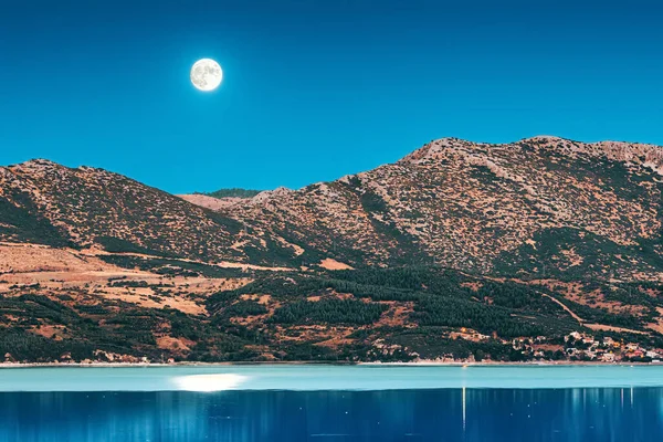 Туреччині Над Озером Егідрир Сяє Містичний Повний Місяць Нічний Пейзаж — стокове фото