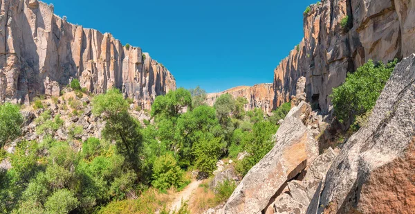Известной Популярной Туристической Достопримечательностью Каппадокии Турции Является Долина Ихлара Глубоким — стоковое фото