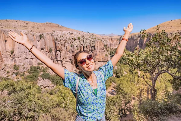 Счастливая Девушка Путешествует Ущелью Долины Ихлара Каппадокии Турция — стоковое фото