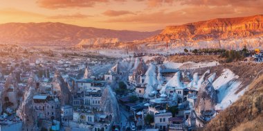 Türkiye 'nin dünyanın harikalarından biri olan Goreme Ulusal Parkı, Kapadokya' daki yumuşak volkanik tuff kayalarının üzerine oyulmuş otel ve evler.