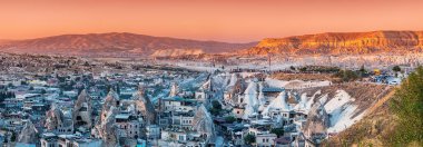 Türkiye 'nin dünyanın harikalarından biri olan Goreme Ulusal Parkı, Kapadokya' daki yumuşak volkanik tuff kayalarının üzerine oyulmuş otel ve evler.