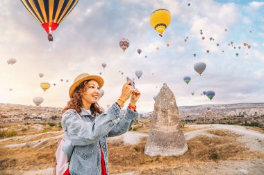 Yetenekli bir seyahat blogcusunun gözünden Kapadokya, Türkiye 'deki bir sonraki maceran için ilham bul. Bu selfie bir huşu ve merak anını yakalıyor..