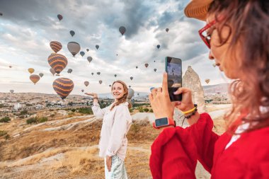İki arkadaş, Türkiye 'nin Kapadokya kentinin eşsiz kaya oluşumları ve sıcak hava balonlarıyla çevrili akıllı telefonlarıyla güzelliğini yakalıyor. Sosyal ağlarda maceralarını paylaşıyorlar.