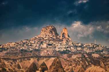 Kapadokya 'daki tarihi Uchisar Kalesi Kasabası ve nefes kesici Goreme Vadisi' ni keşfedin.