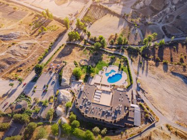 Türkiye 'nin Kapadokya kentinde bir yüzme havuzu ve otel manzarası