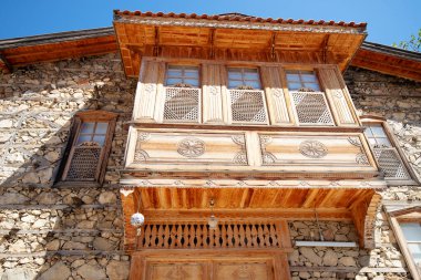 Ormana köyünün sakin manzarası, Taurus Dağları 'nın çarpıcı doğal güzelliği arasına yerleşmiş, ziyaretçilerin dinlenip dinlenebileceği huzurlu bir vaha haline getiriyor..