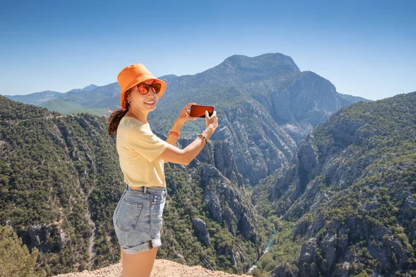 Girl Taking Photos Her Smartphone Scenic Viewpoint Majestic Panorama Mountain — Stock Photo, Image