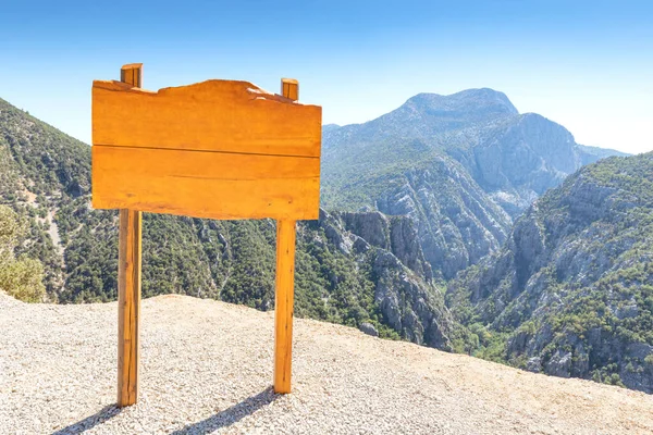 Manzaralı Dağ Kanyonu Arkaplanına Bakan Boş Tahta Tabela — Stok fotoğraf
