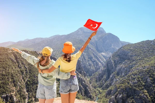 Две Подруги Девушки Вместе Турецким Флагом Снимают Потрясающие Горные Пейзажи — стоковое фото