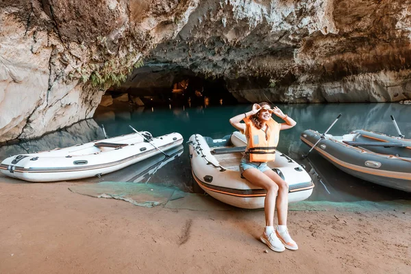 Dívka Výletní Lodi Jeskynním Jezeře Zdá Být Docela Dobrodružné Jak — Stock fotografie