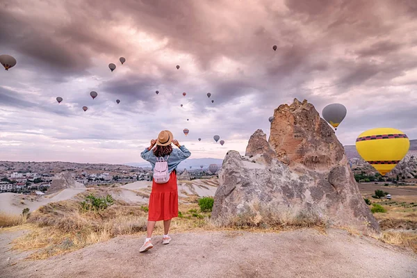 Młoda Kobieta Stoi Podziwie Pod Magicznym Widokiem Balonów Ogrzane Powietrze — Zdjęcie stockowe