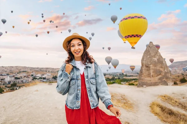 Elbisesiyle Gezen Kız Kapadokya Gökyüzünde Süzülen Renkli Balonların Arasında Çöl — Stok fotoğraf
