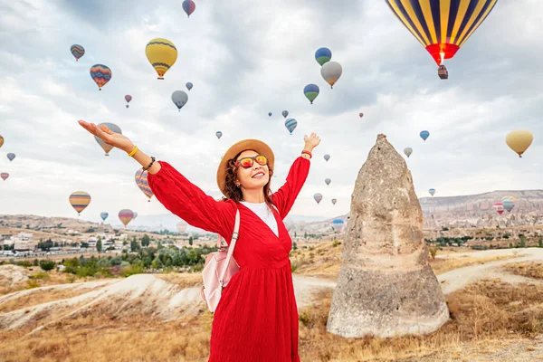 Ein Mädchen Einem Kleid Versunken Den Atemberaubenden Anblick Fliegender Heißluftballons — Stockfoto