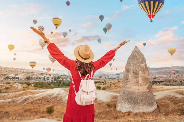 Türkiye 'nin başkenti Cappadocia' da bir yaz günü, güzel elbiseli kız gökyüzündeki hava balonlarının zarif görüntüsü karşısında büyülenir..