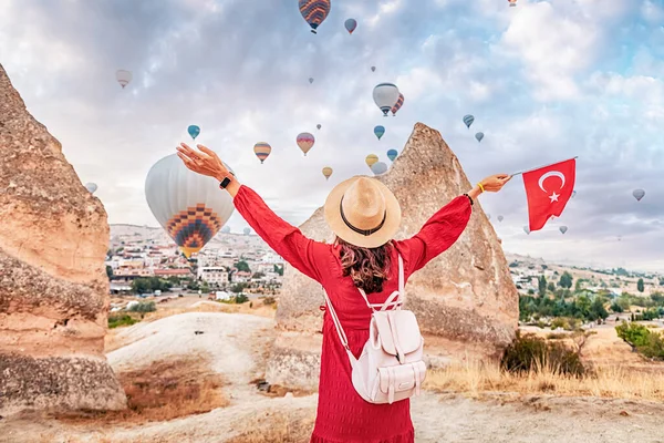 Візьмімо Прикладу Каппадокію Туреччина Молодою Жінкою Яка Спостерігає Повітряними Кулями — стокове фото