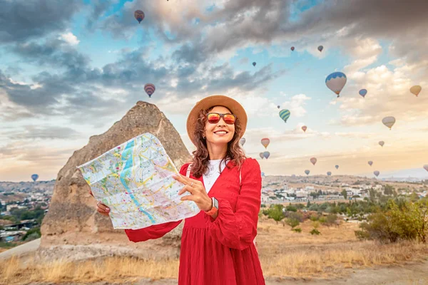 Zdeterminowana Turystka Mapą Ręku Wpatruje Się Wspaniałe Balony Ogrzane Powietrze — Zdjęcie stockowe