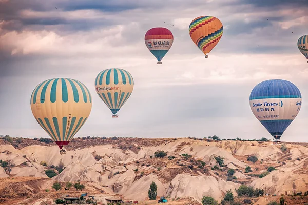 Září 2022 Cappadocia Turkiye Horkovzdušné Balóny Bez Námahy Vznášejí Ohromujícím — Stock fotografie
