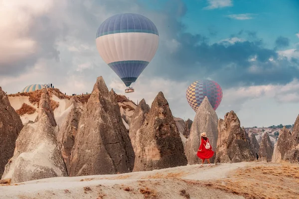 Geïsoleerd Door Zwevende Luchtballonnen Bleef Het Meisje Stil Als Een — Stockfoto