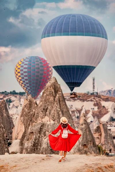 Yüzen Hava Balonlarından Büyülenen Kız Sanki Transtaymış Gibi Hareketsiz Kaldı — Stok fotoğraf