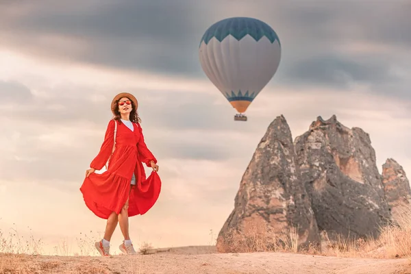 Uma Figura Solitária Vestido Bonito Assistiu Balões Ascender Capadócia Turquia — Fotografia de Stock