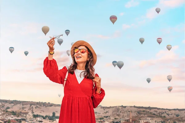 Dziewczyna Posiada Zabawkowy Samolot Balonami Ogrzane Powietrze Cappadocii Tle Reprezentujący — Zdjęcie stockowe