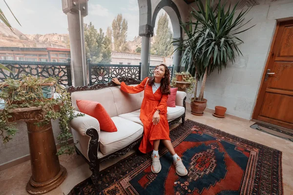 Una Chica Sienta Cómodamente Auténtico Hotel Turco Capadocia Rodeado Arquitectura — Foto de Stock