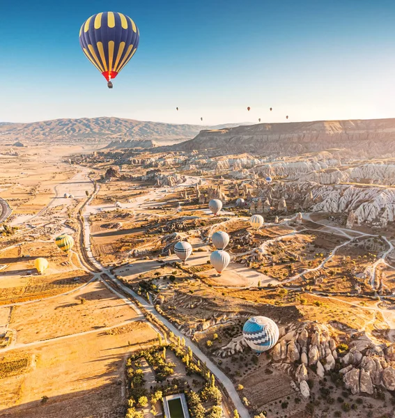 Schöne Luftaufnahme Des Tals Kappadokien Mit Magisch Fliegenden Ballons Und — Stockfoto