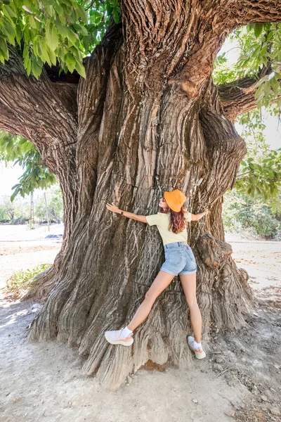 Молодая Девушка Демонстрирует Свою Приверженность Окружающей Среде Обнимая Гигантское Дерево — стоковое фото