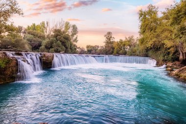 Manavgat şelalesi muhteşem günbatımında. Side, Türkiye yakınlarındaki doğal gösteriler