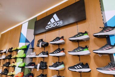 16 Eylül 2022, Antalya, Türkiye: fitness mağazasında satılık Adidas spor ayakkabıları