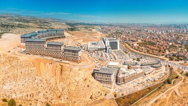 Konya şehrinin gökyüzü şehir manzarası yukarıdan görünüyor. Türk emlak ve kasaba hayatı kavramı