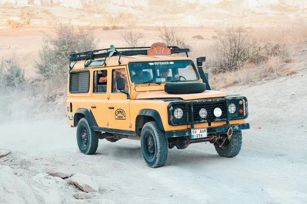 12 Eylül 2022, Kapadokya, Türkiye: Jeep safari aracı turizm gezisi için kullanılıyor