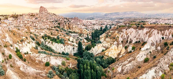 Cappadocia 'nın Güvercin Vadisi' nin nefes kesici hava manzarası ve görkemli Uchisar Kalesi mükemmel bir kartpostal olur..