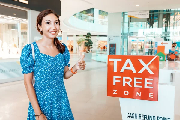 Cliente Menina Feliz Ponto Reembolso Dinheiro Livre Impostos Shopping Center — Fotografia de Stock