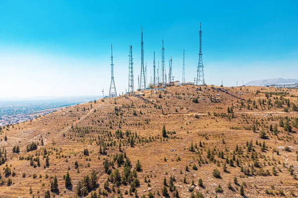 Bir Tepenin Üstündeki Iletişim Hücresi Radyo Yayın Bağlantı Kuleleri — Stok fotoğraf
