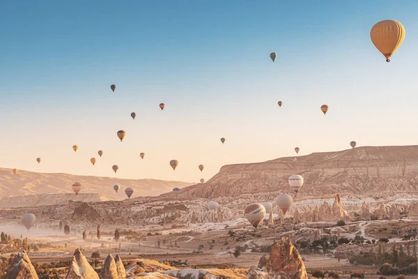 幻想的な飛行気球と日没でカッパドキアの渓谷の美しいパノラマビュー トルコへの旅行と休暇 — ストック写真
