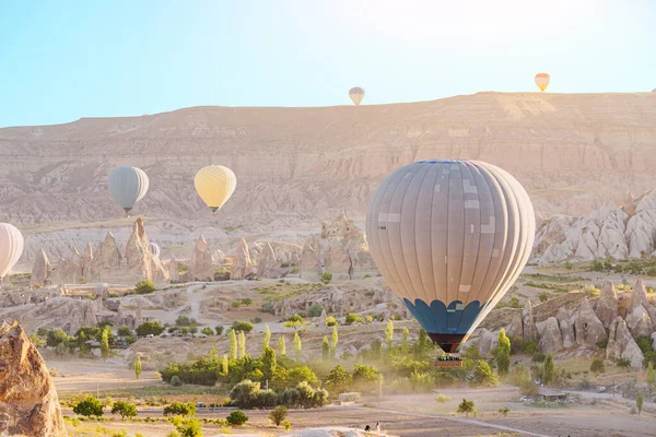 Prachtig Panoramisch Uitzicht Vallei Cappadocië Met Magische Vliegende Ballonnen Bij — Stockfoto