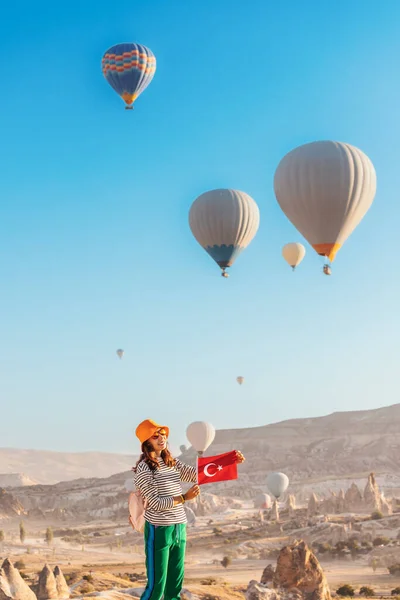 Ein Junges Mädchen Mit Türkischer Flagge Auf Einem Aussichtspunkt Bewundert — Stockfoto