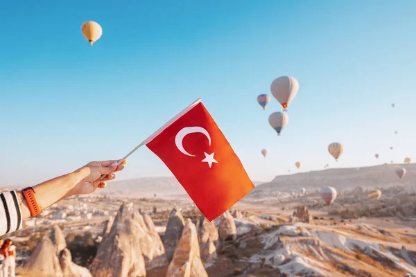 Рука Турецким Флагом Смотровой Площадке Восхищается Грандиозным Пейзажем Многих Парящих — стоковое фото