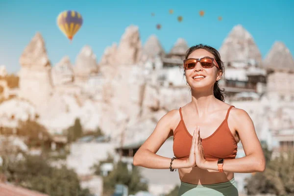 Šťastná Dívka Dělá Jóga Cvičení Meditace Cappadocia Turecko Horkovzdušné Balóny — Stock fotografie