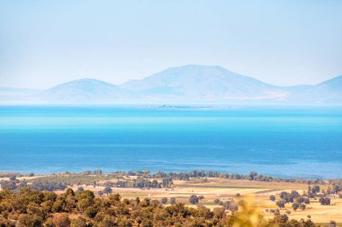 Türkiye 'deki Besehir Gölü ve milli parkın havadan görüntüsü. Doğal manzara ve vahşi yaşam rezervi