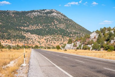 Türkiye 'deki dağlarda asfalt yol manzarası. Seyahat ulaşımı ve varış noktaları