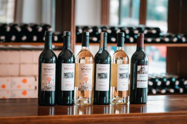 13 Eylül 2022, Kapadokya, Türkiye: Kocabag Goreme 'deki Uchisar kalesi yakınlarındaki dükkanda şarap şişeleri