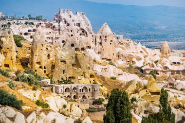 Kapadokya 'daki yumuşak volkanik tuff kayalarına oyulmuş otel ve evler - Türkiye' nin dünyanın harikalarından biri..