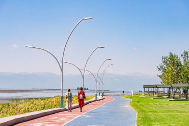 Türkiye 'deki Besehir Gölü' nde Picterisque sehpasında yürüyen kız arkadaşlar
