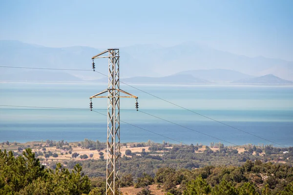 Yaban Hayatı Rezervlerindeki Tüketicilere Enerji Aktarımı Için Hatları Kabloları Olan — Stok fotoğraf