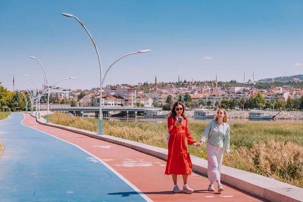 Chicas Amigas Caminando Por Terraplén Picteresco Lago Besehir Turquía — Foto de Stock
