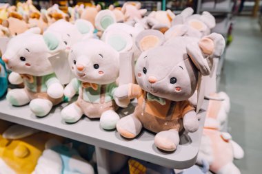 Çocuklar için çocuk mağazasında satılık komik fare oyuncakları